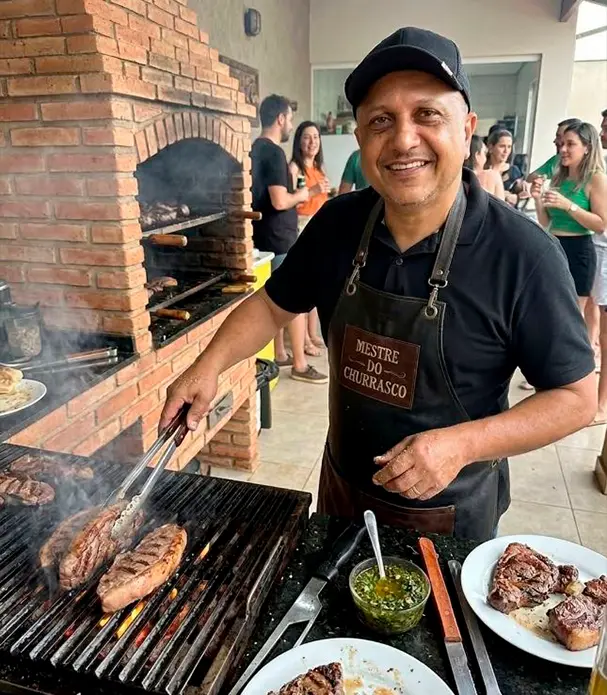 Adriano Churrasqueiro na churrasqueira durante um evento