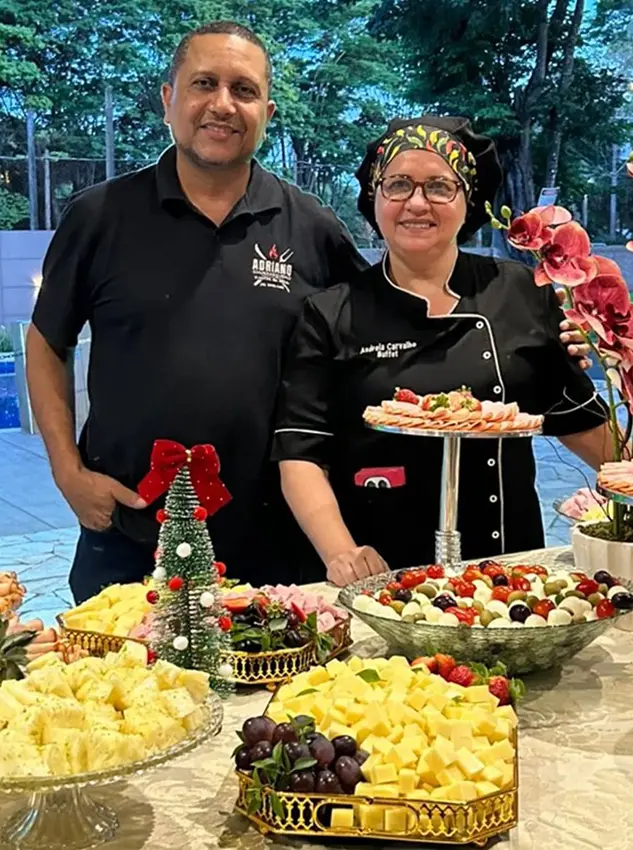 Andreia Carvalho e Adriano Churrasqueiro juntos em um evento do buffet